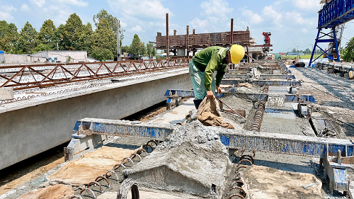 Không khí rộn ràng trên các công trường thi công cao tốc tại miền Tây