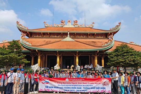 Hơn 100 đại biểu kiều bào về thăm Đất thép Củ Chi