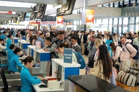 Sân bay Nội Bài vào ngày cao điểm nhất kỳ nghỉ lễ 30/4 - 1/5