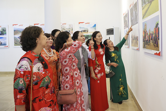 Khai mạc triển lãm "Tự hào một dải non sông"