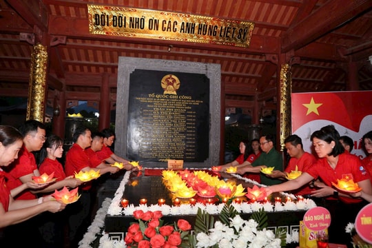 Hàng nghìn du khách về thăm Truông Bồn