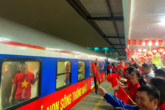 Hình ảnh "Đoàn tàu Thống Nhất" lăn bánh - Lan tỏa niềm tự hào dân tộc