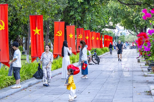 Quy Nhơn rực sắc cờ mừng 50 năm ngày thống nhất đất nước