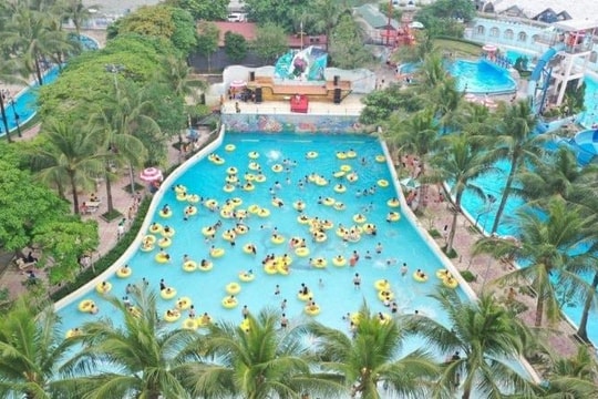 Công viên nước Hồ Tây mở cửa đón nắng hè