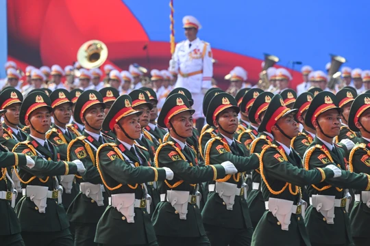 Toàn cảnh lễ diễu binh, diễu hành kỷ niệm 50 năm Giải phóng miền nam, thống nhất đất nước