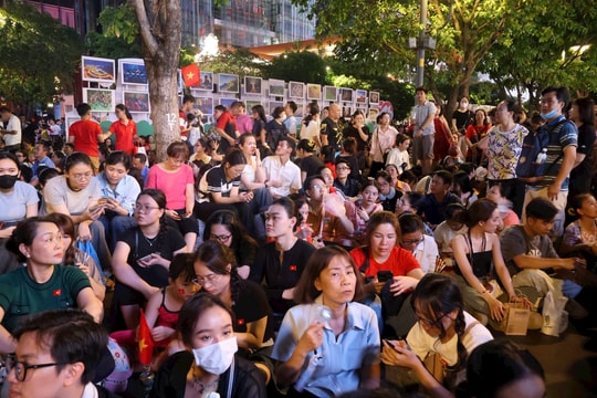 Tấp nập người xem bắn pháo hoa mừng Đại lễ 30/4 ở TP.HCM