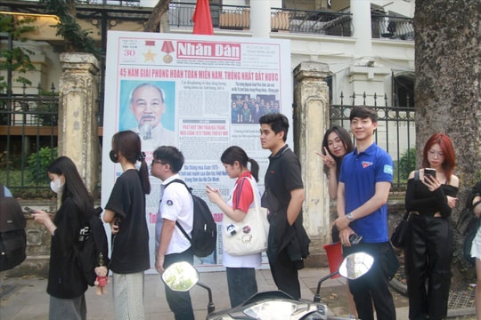 Háo hức xếp hàng nhận phụ san đặc biệt của Báo Nhân Dân