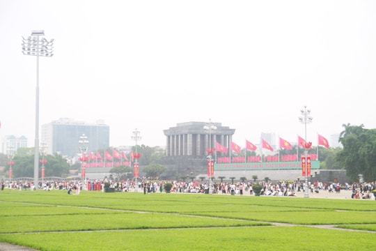 Hà Nội dành 50.000 suất quà tặng du khách, nhân dân viếng Lăng Bác