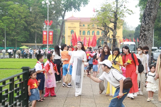 Những lựa chọn nào để đi "du lịch tại chỗ" dịp lễ 30/4 tại Hà Nội ?