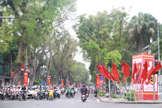 Hà Nội ngập tràn sắc đỏ dịp kỷ niệm 50 năm thống nhất đất nước