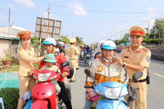Sóc Trăng: Cảnh sát giao thông hỗ trợ người dân về quê dịp lễ