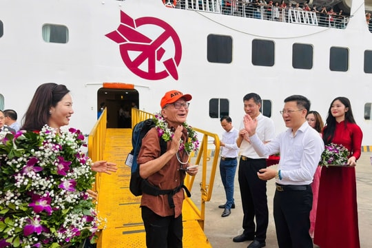 Lần đầu tiên du thuyền Nhật Bản đưa 1.700 khách đến Hạ Long