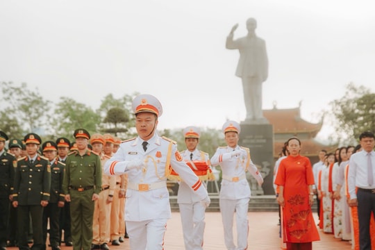 Thượng cờ trên đảo tiền tiêu dịp 30/4