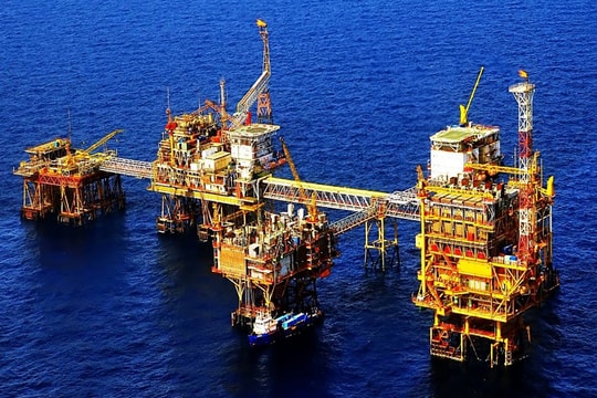 Giá xăng dầu ngày 30/4: Thị trường bao trùm bởi sắc đỏ