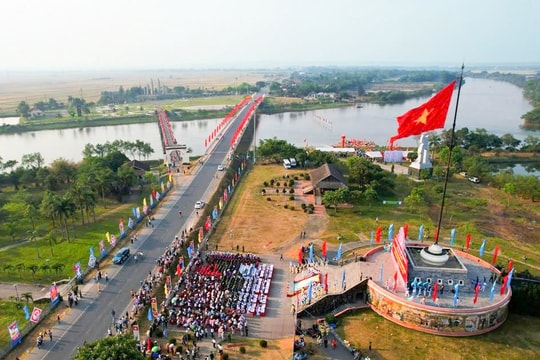 Rực rỡ cờ Tổ quốc trên đôi bờ Hiền Lương
