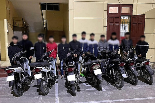 Nhóm nam, nữ thanh niên mang hung khí ra đường đánh nhau