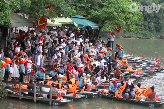 Hàng nghìn du khách tấp nập đến Khu du lịch Tràng An