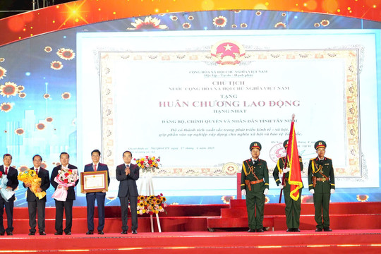 Tây Ninh đón nhận Huân chương Lao động hạng Nhất