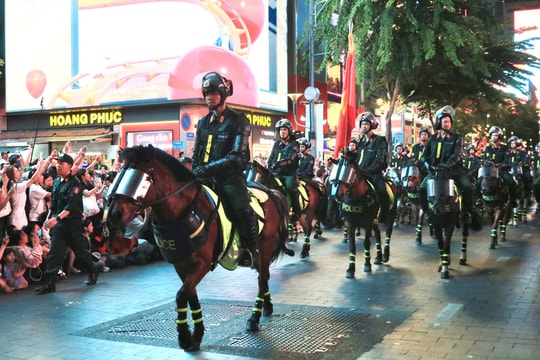 Dàn kỵ binh trình diễn trên đường phố TP.HCM mừng Đại lễ 30/4