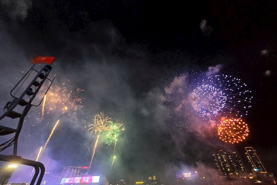 Màn pháo hoa mừng Đại lễ 30/4 rực rỡ giữa bầu trời TP.HCM