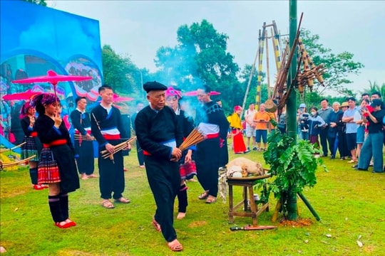 Sắc H’Mông giữa Thủ đô