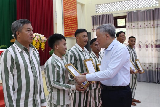 Phó Thủ tướng Thường trực Nguyễn Hòa Bình dự Lễ công bố quyết định đặc xá tại Trại giam A2