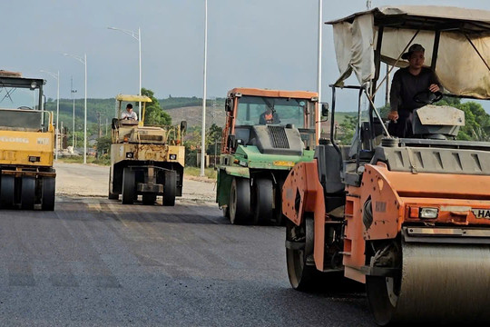 Thi công cao tốc Vạn Ninh - Cam Lộ xuyên lễ giữa nắng nóng gần 40 độ