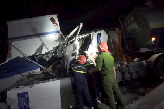 Xe bồn chở xăng dầu lao vào nhà dân