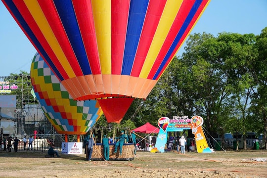 "Bay giữa đại ngàn" chính thức khai màn