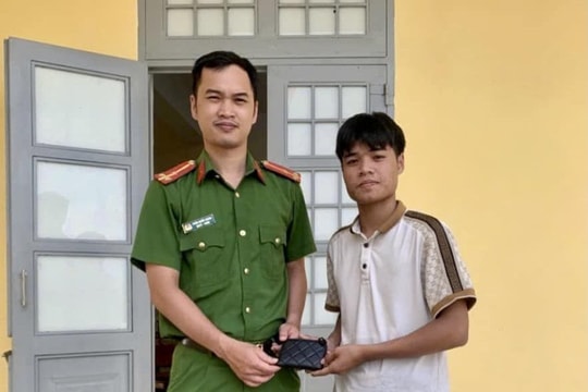Thanh niên trả lại ví cho người đánh rơi