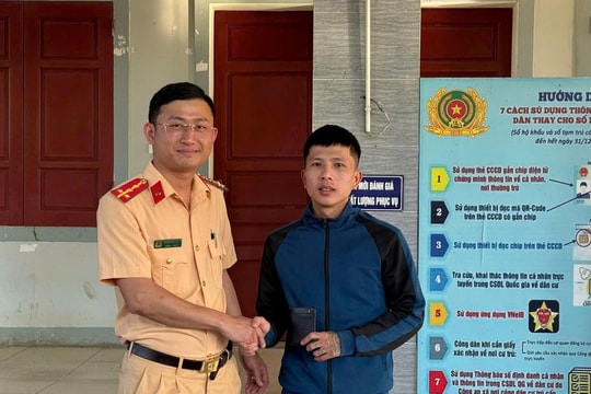 CSGT trao trả lại ví tiền cho nam thanh niên đánh rơi