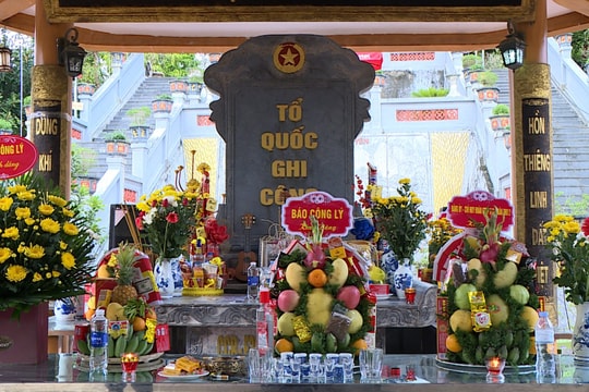 "Sống bám đá đánh giặc, chết hóa đá bất tử"