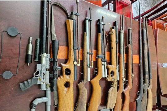 Thu hồi hàng chục khẩu súng, đạn do người dân giao nộp