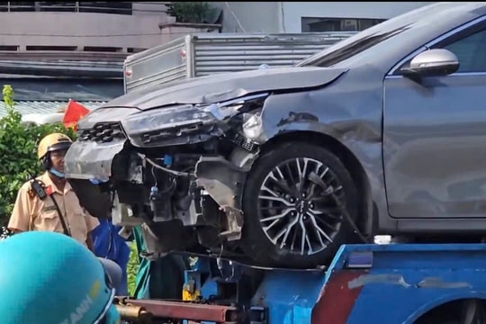 Ô tô con bị container húc văng lên dải phân cách, tài xế thoát chết