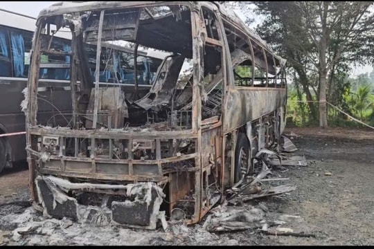 Cháy xe khách đậu trong bãi xe của nhà hàng