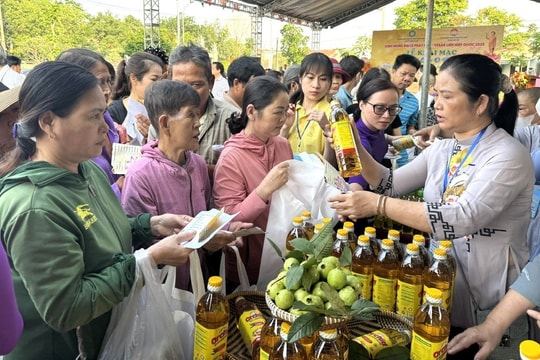 “Phiên chợ 0 đồng” lan tỏa yêu thương đến 1.000 hộ gia đình tại Huế