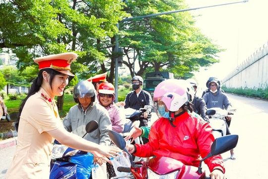 Ấm áp hình ảnh nữ thượng úy CSGT xinh đẹp phát nước tặng người dân