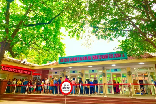 Người dân xếp hàng chờ vào viếng Lăng Chủ tịch Hồ Chí Minh ngày cuối nghỉ lễ