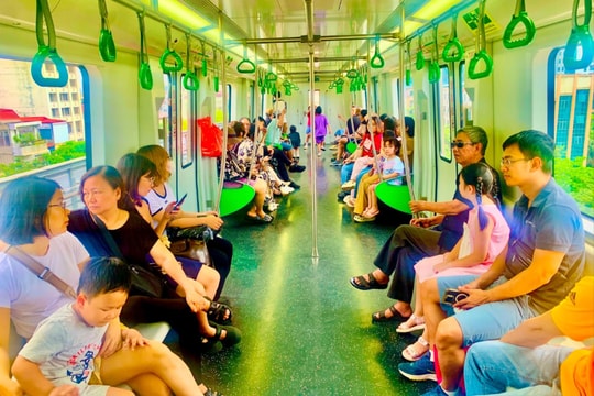 Metro Hà Nội tấp nập hành khách di chuyển dịp lễ