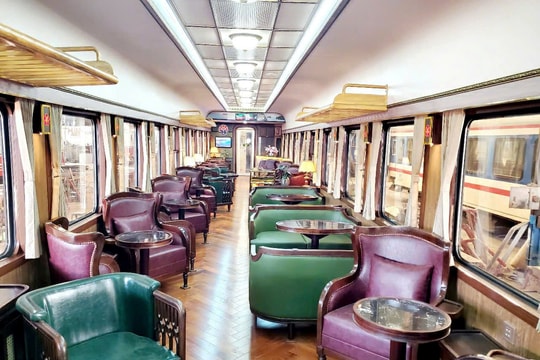 Đoàn tàu “Hoa Phượng Đỏ” - Biểu tượng mới của du lịch Hải Phòng