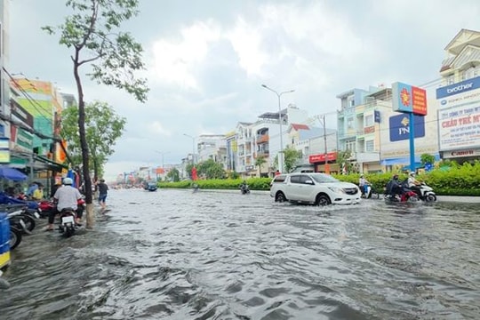 Cần Thơ: Nhiều tuyến đường ngập sâu sau cơn mưa lớn kéo dài