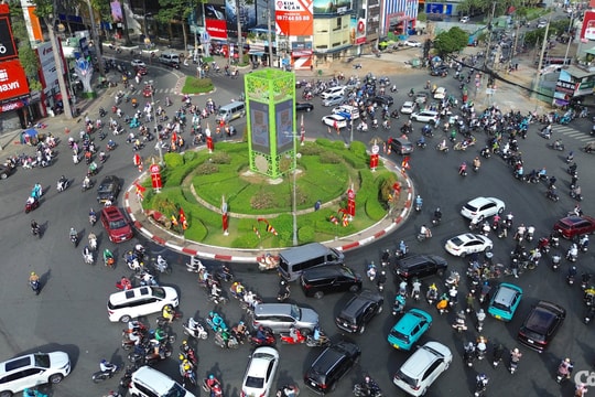 Đường sá TP.HCM đông đúc sau kỳ nghỉ lễ