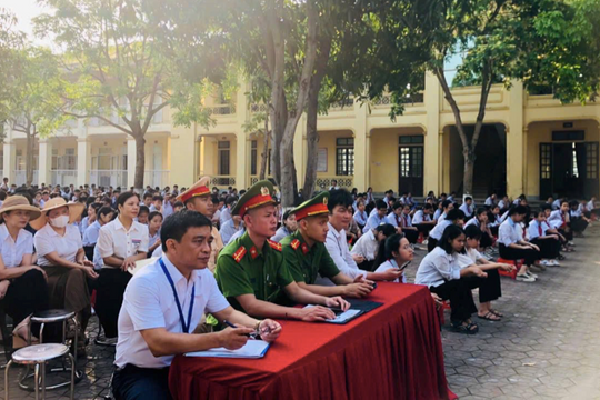 Tuyên truyền an toàn giao thông và phòng chống đuối nước cho học sinh