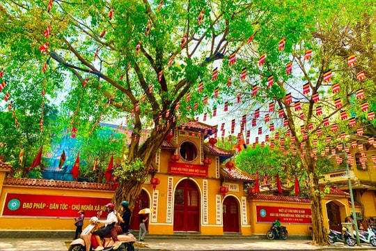 Nhiều chùa, đường phố tại Hà Nội rợp cờ mừng Đại lễ Phật đản