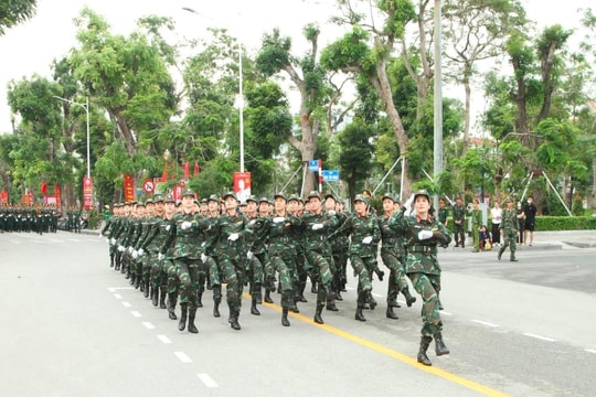 Duyệt đội ngũ và diễu hành kỷ niệm Ngày giải phóng Hải Phòng