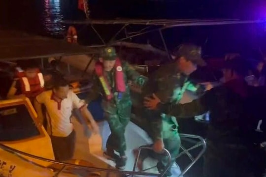 Cứu 6 thuyền viên bị nạn trên vùng biển Cát Bà