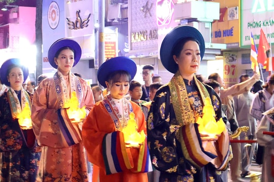 Văn nghệ sĩ cùng hàng ngàn người rước kiệu, thỉnh tôn tượng Đức Phật đản