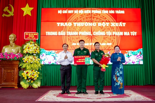 Trao thưởng cho tập thể, cá nhân có thành tích trong phòng, chống ma túy