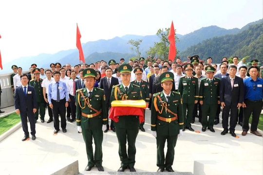 Lễ thượng cờ và gắn biển công trình cột cờ A Pa Chải