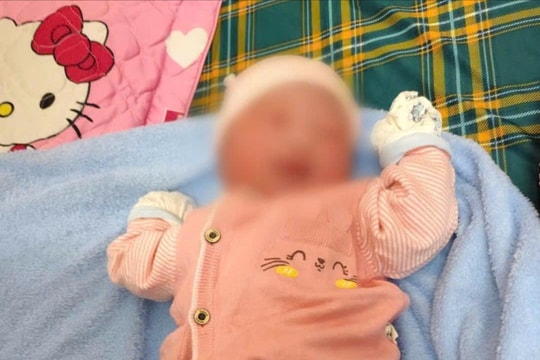 Bé sơ sinh còn dây rốn, nhau thai bị bỏ rơi bên đường